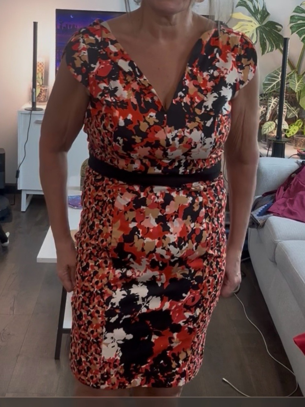 French Connection Size 8 Red Black Floral Print Sheath Dress V Neck